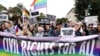 Sejumlah aktivis LGBTQ dan para pendukung kelompok tersebut memblokade jalanan di luar gedung Mahkamah Agung AS di Washington, dalam sebuah aksi pada 8 Oktober 2019. (Foto: Reuters/Jonathan Ernst)