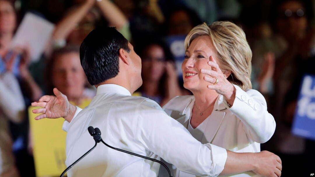 Julián Castro respaldó a Hillary Clinton desde el inicio de su campaña.