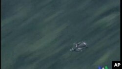 پـیاوێـکی ئه‌مه‌ریکای به‌ فڕینه‌وه‌ خۆی به‌ چیای تیانمنی چین ده‌کات