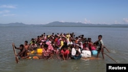 ၂၀၁၇ နိုဝင်ဘာတုန်းက ရိုဟင်ဂျာ ဒုက္ခသည်များ Teknaf မြစ်တဖက်ကမ်း ဘင်္ဂလားဒေ့ရှ်ဘက်ကို ကူးနေစဉ်