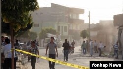 시리아의 포격으로 피해를입은 터키 마을