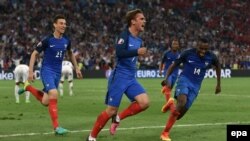 L’équipe de la France lors de l'UEFA EURO 2016 au Stade Vélodrome de Marseille, France 15 Juin ici 2016. epa/ PETER POWELL