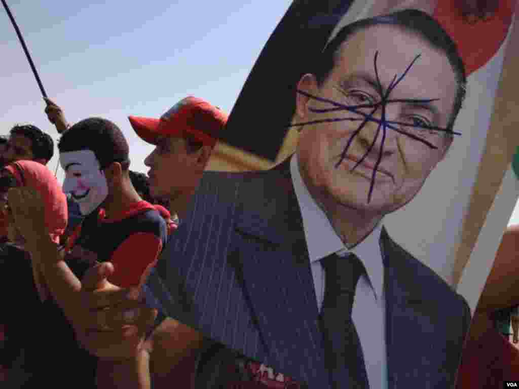 Mubarakovi protivnici proslavili su doživotnu robiju za biv&scaron;eg vođu (VOA&#39;s Y. Weeksk)