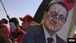 Crowds outside the court in Cairo as Mubarak's sentence was announced Saturday, June 2, 2012 (VOA - Y. Weeks)