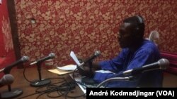 Un speaker en arabe dialectal en plein journal à Radio FM Liberté de N'Djaména, au Tchad, le 13 février 2019. (VOA/André Kodmadjingar)