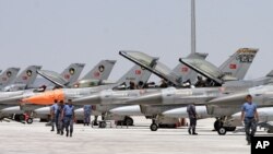 土耳其数十架F-16战机正为参加演习做起飞准备。（资料照片）