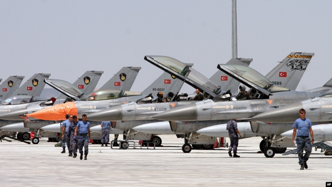Pesawat-pesawat jet tempur F-16 milik Turki bersiap untuk lepas landas dari pangkalan udara Anatolian Eagle dekat Konya, pusat kota Anatolia (Foto: dok).