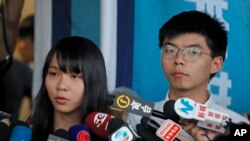 香港众志成员黄之锋和周庭或保释后在地区法院外对媒体发表讲话。（2019年8月30日）