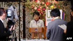 가미카와 요코(가운데) 일본 외무상이 7일 도쿄에서 기자회견하고 있다. (자료사진)