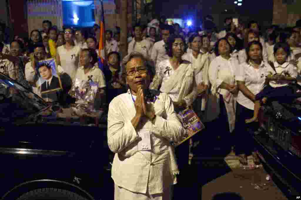 Cambodian mourners cry and pray outside a crematorium as the late King Norodom Sihanouk is cremated in Phnom Penh, Cambodia, Monday, Feb. 4, 2013. Hundreds of thousands of mourners gathered in Cambodia's capital Monday for the cremation of Sihanouk, the revered "King-Father," who survived wars and the murderous Khmer Rouge regime to hold center stage in the Southeast Asian nation for more than half a century. (AP Photo/David Guttenfelder)
