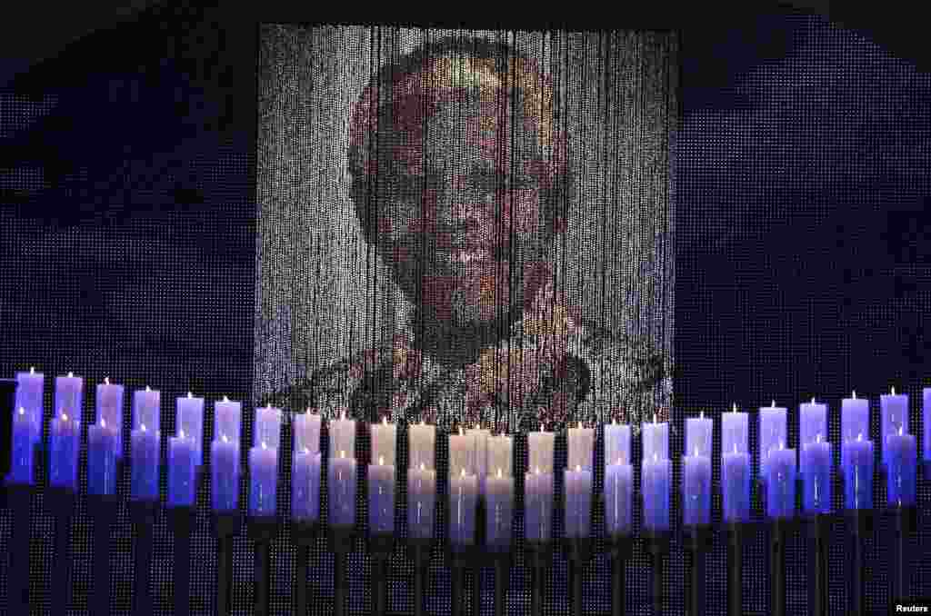 کونو میں ہونے والی آخری رسومات کے لیے بنائے گئے اسٹیج پر منڈیلا کی عمر کے ہر سال کی علامت کے طور پر 95 شمعیں روشن کی گئیں