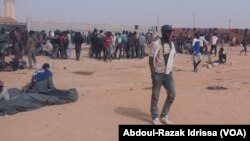 Les migrants expulsés d'Algérie se plaignent des conditions dans le camp de transit à Agadez, au Niger, le 9 décembre 2016. (VOA/Abdoul-Razak Idrissa)