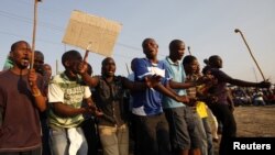 Mineiros grevistas na Mina de Marikana na África do Sul (Agosto 2012)