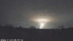 En esta captura de pantalla de un video proporcionado por la Fundación Come Back Alive el 21 de noviembre de 2024, se ven luces en el cielo durante un ataque ruso en Dnipro, Ucrania. (Servicio de Emergencias de Ucrania vía AP)