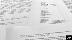 Pismo Nacionalnog arhiva upućeno pravnom timu bivšeg predsednika Donalda Trampa je fotografisano 23. avgusta 2022. (Foto: AP/Jon Elswick)