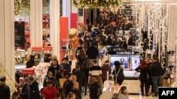 Ljudi kupuju u robnoj kući Macy's tokom Crnog petka u New Yorku 25. novembra 2022. 