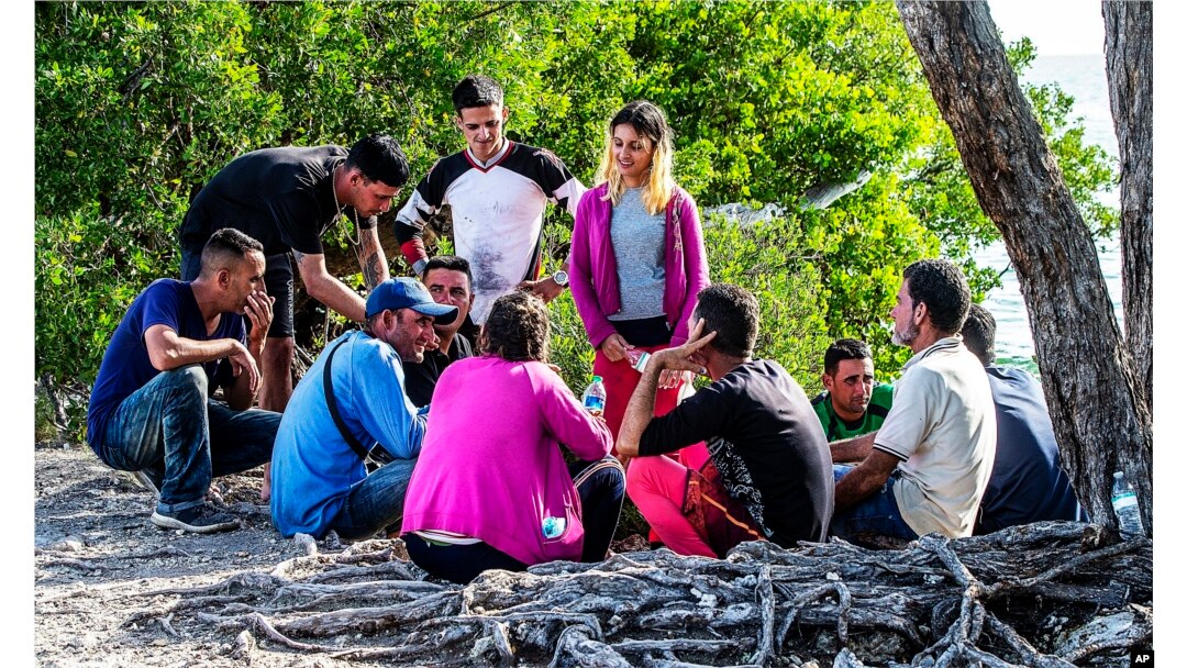 Yon gwoup migran Kiben rasanble sou zile Duck Key nan eta Florid, 2 Janvye 2023.