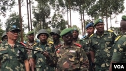 Mkuu wa Jeshi mashariki mwa DRC Jenerali Mbangu Masita pamoja na makamu wake Jenerali Mutu Peke wakikagua maeneo yanayokaliwa na M23. 