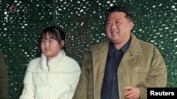 북한은 김정은 국무위원장이 화성-17형 ICBM 발사를 현지 지도했다며 부인 리설주, 딸과 함께 현장을 방문한 사진을 지난해 11월19일 공개했다.