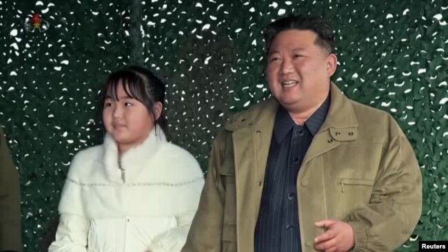 북한은 김정은 국무위원장이 화성-17형 ICBM 발사를 현지 지도했다며 부인 리설주, 딸과 함께 현장을 방문한 사진과 영상을 19일 공개했다.