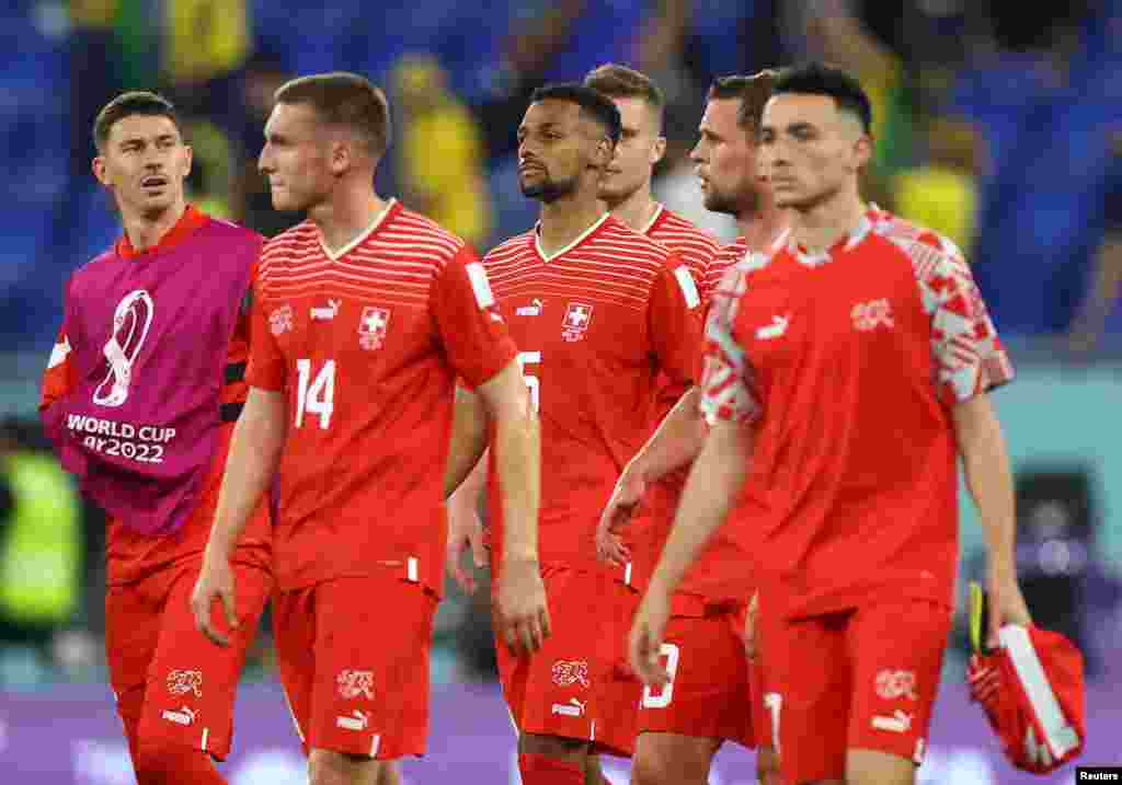 Jogadores da Suíça desiludidos após apito final em jogo contra o Brasil do grupo G do Mundial do Qatar, no Stadium 974, em Doha. Nov 28, 2022