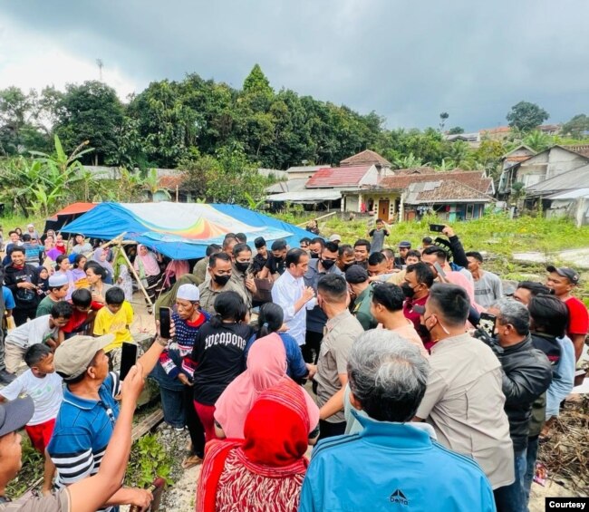 Presiden Jokowi saat meninjau daerah terdampak gempa Cianjur, Jawa Barat, 22 November 2022. (courtesy : Setpres RI).