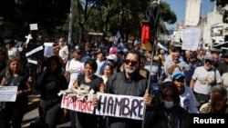 Los venezolanos luchan a diario con problemas surgidos de la crisis económica, que afectan su calidad de vida y su estabilidad emocional, afirman los expertos.