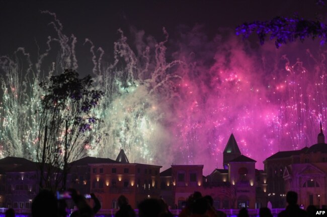 Los fuegos artificiales iluminan el cielo sobre el área de entretenimiento Boulevard World en la capital saudí, Riad, en medio de las celebraciones de Año Nuevo a principios del 1 de enero de 2023. [AFP]