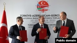 Azərbaycan, Türkiyə və Gürcüstan müdafiə nazirləri Zakir Həsənov, Hulusi Akar və Cuanşer Burçuladze (Mənbə Türkiyə Milli Müdafiə Nazirliyi)