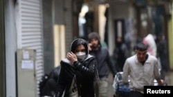 Seorang perempuan Iran berjalan melalui area Bazzar di Teheran, pada 5 Desember 2022. (Foto: Majid Asgaripour/WANA (West Asia News Agency) via Reuters)