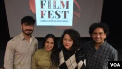 Directores de cine centroamericano apuestan con temáticas cotidianas y vivenciales para contar historias. De izquierda a derecha Gian Cassini, México; Brenda Vanegas, El Salvador; Natalia Solórzano, Costa Rica, y CarlosGutiérrez curador en Washington. (Foto: Tomás Guevara / VOA) 