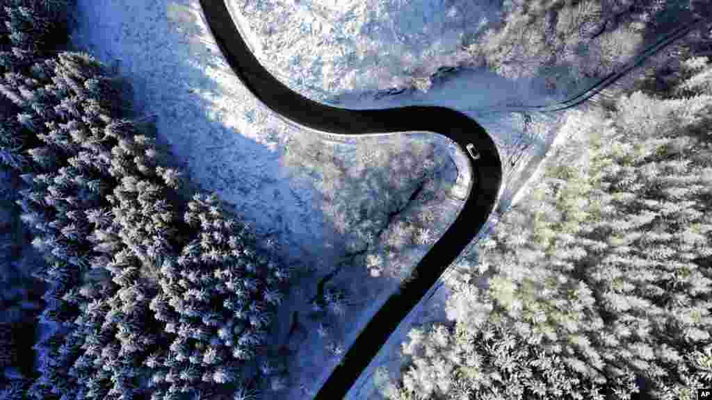 Автомобил поминува низ дрвја покриени со снег на планините &bdquo;Харц&ldquo; во близина на Вернигероде, Германија.