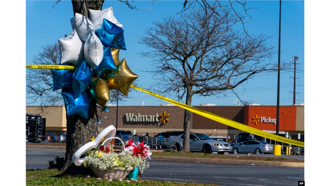 Dekat lokasi penembakan massal di Walmart, Rabu, 23 November 2022, di Chesapeake. (Foto: AP)