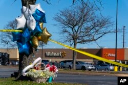 Dekat lokasi penembakan massal di Walmart, Rabu, 23 November 2022, di Chesapeake. (Foto: AP)