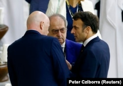 Presiden FIFA Gianni Infantino, Presiden Prancis Emmanuel Macron dan Presiden Federasi Sepak Bola Prancis Noel Le Graet terlihat selama pertandingan semi final Piala Dunia 2022 di Qatar. (Foto: REUTERS/Peter Cziborra)