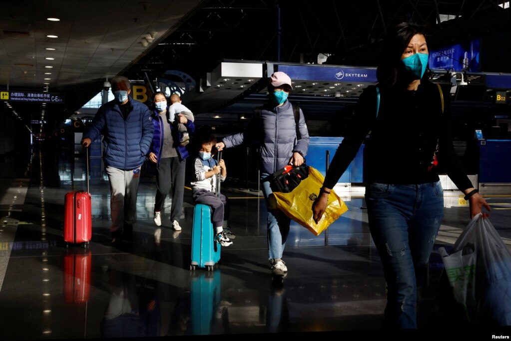 北京国际机场的旅客 (2022年12月27日)(photo:VOA)