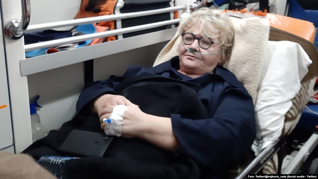Rada Trajković tokom prebacivanja, kako je navedeno, u prokupačku bolnicu (Foto: Twitter/@trajkovic_rada)
