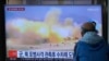 Sebuah layar TV menayangkan video latihan militer Korea Utara dalam program berita di Stasiun Kereta Api Seoul di Seoul, Korea Selatan, Rabu, 19 Oktober 2022. (AP/Ahn Young-joon)