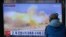 Sebuah layar TV menayangkan video latihan militer Korea Utara dalam program berita di Stasiun Kereta Api Seoul di Seoul, Korea Selatan, Rabu, 19 Oktober 2022. (AP/Ahn Young-joon)