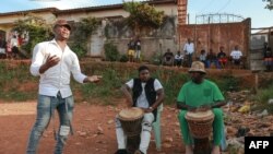اس موسیقی کو ’’ایمبولے‘‘ کے نام سے پکارا جاتا ہے اور یہ کیمرون کے دارالحکومت یونڈے کے غریب اضلاع میں پنپنا شروع ہوئی۔