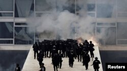 Bolsonaro'nın bin 500 destekçisi Brezilya'nın başkenti Brasilia'da hükümet binalarına baskın düzenledikleri gerekçesiyle gözaltına alındı.  