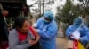 Peruanos reciben la dosis combinada de la vacuna contra el COVID-19 y la influenza en una campaña masiva puerta a puerta, en Lima, Perú, el 21 de junio de 2022. 
