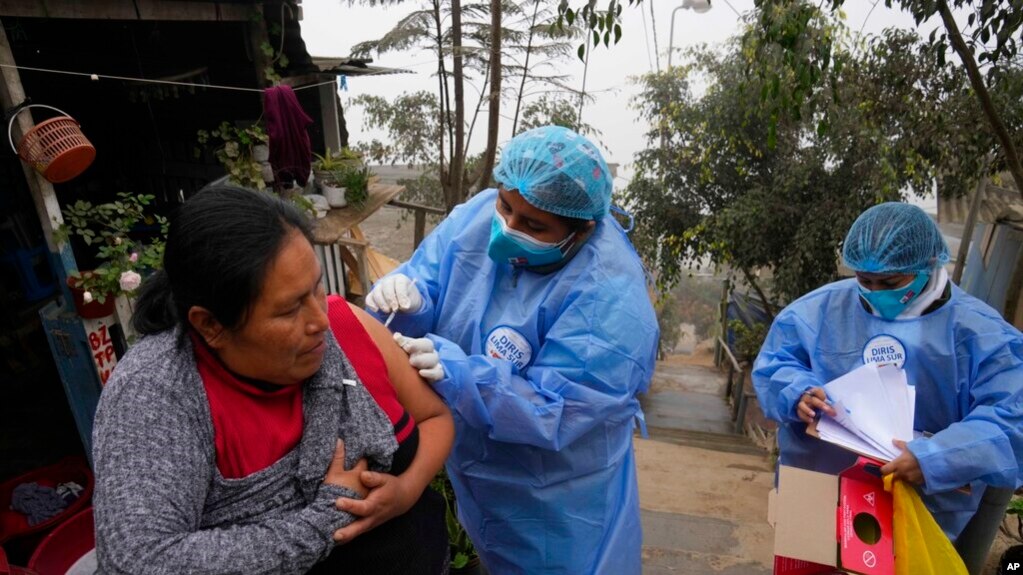 El país sudamericano ha vacunado al 23,6% de su población con cuatro dosis contra el coronavirus, según datos oficiales, pero muchas personas todavía se resisten a recibir sus vacunas completas.