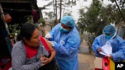 El país sudamericano ha vacunado al 23,6% de su población con cuatro dosis contra el coronavirus, según datos oficiales, pero muchas personas todavía se resisten a recibir sus vacunas completas.