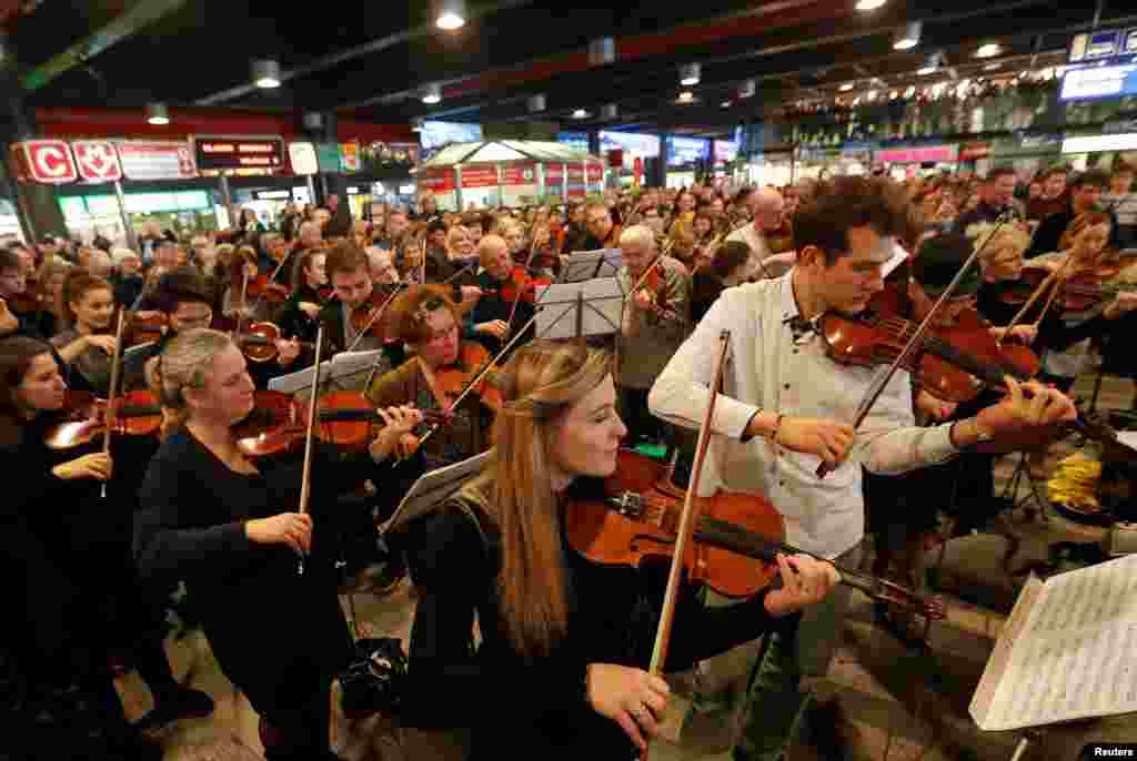 People play instruments during the performance of &quot;Czech Christmas Mass&quot; by the Czech composer Jakub Jan Ryba at Prague&#39;s main railway station, Czech Republic. REUTERS/David W Cerny