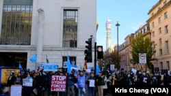 示威者在伦敦中国大使馆附近抗议中国打压人权（美国之音记者郑乐捷摄影）