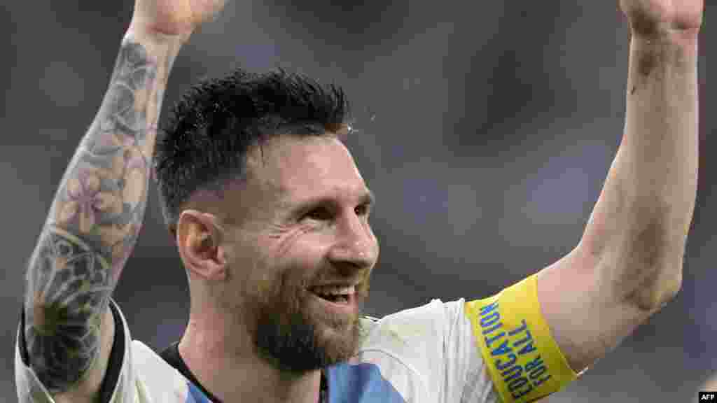 Attaquant ya Argentina #10 Lionel Messi atomboli maboko na na esengo nsima na ekolo na ye koleka na 1/4 na kolonga Australie 2-1 na Mondial Qatar 2022 na stade Ahmad Bin Ali, Al-Rayyan, Doha, 3 décembre 2022. (Photo by JUAN MABROMATA / AFP)