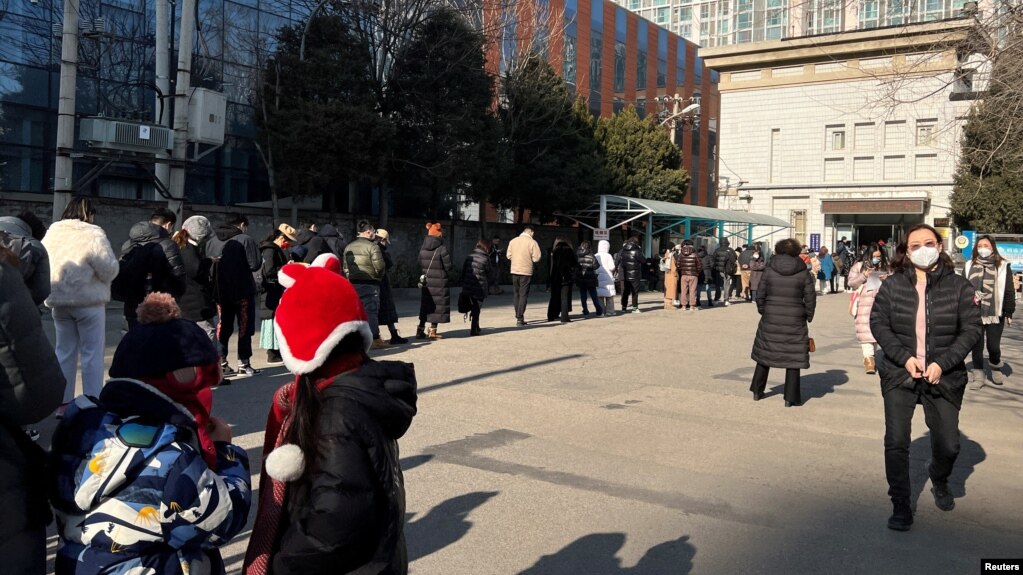 北京市民在一处政府办事处前排起长队办理包括申请或更新中国护照在内的各种事项。（2023年1月9日）(photo:VOA)