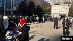 北京市民在一处政府办事处前排起长队办理包括申请或更新中国护照在内的各种事项。（2023年1月9日）