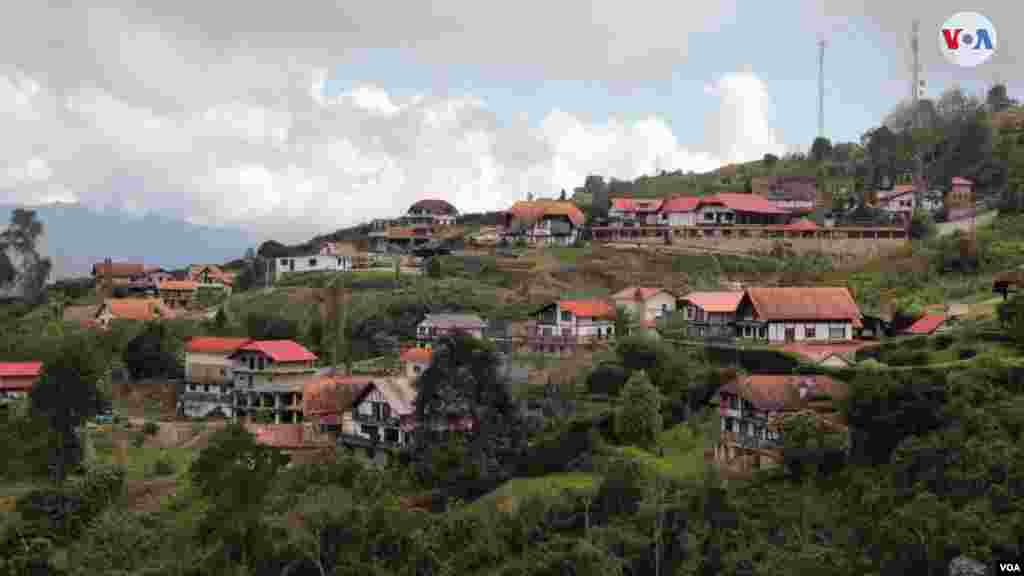 Los techos rojos forman parte de la geografía de la Colonia Tovar, un enclave alemán en Venezuela. Foto: Nicole Kolster, VOA.